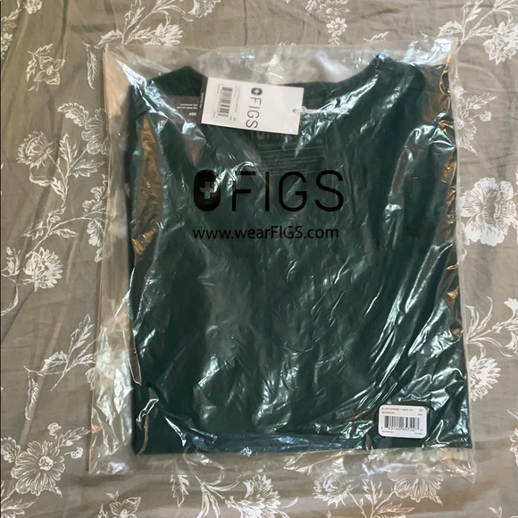 Figs Tops - FIGS FIONlite Sokone Classic V-Neck Scrub Top ✨